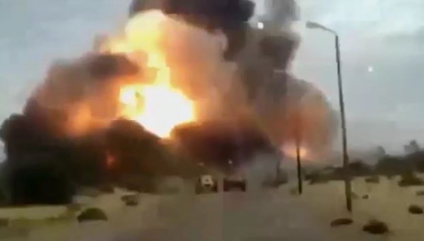 فيديو: بعد تفجيرات الشيخ زويد..مذيع التليفزيون المصري يواجه لواء جيش: هل القوات المسلحة مخترقة؟