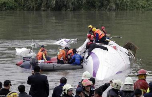 تحقيق: قائد الطائرة التايوانية التي تحطمت في فبراير أغلق محركا قبل الحادث