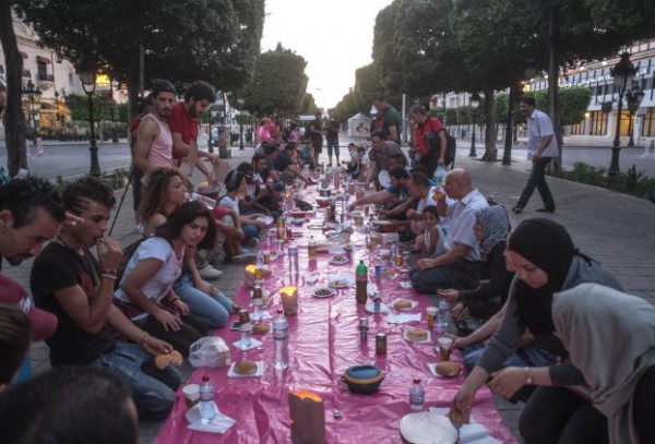 تونس تتحدى العنف بإفطار جماعي في قلب العاصمة