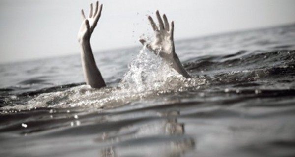 وفاة طفلين من عائلة واحدة غرقاً في بركة سباحة وسط القطاع