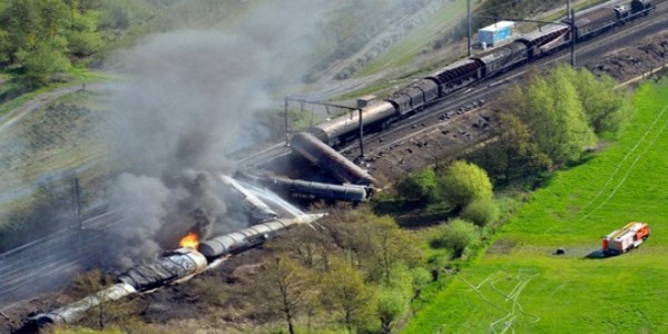 قطار امريكي ينقل مواد كيميائية سامة يخرج عن السكة وتشتعل فيه النيران