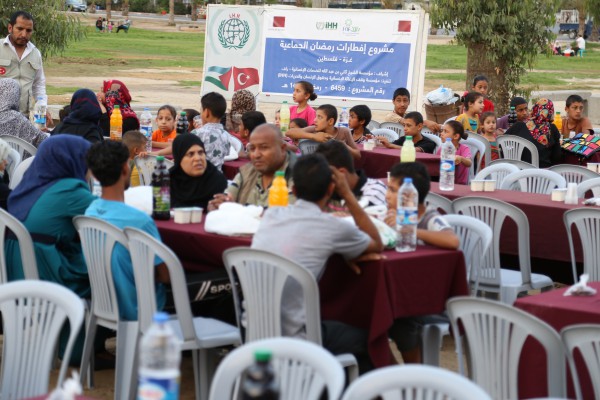 هيئة الإغاثة الإنسانية التركية تقيم إفطارًا جماعيًا لعائلات فقيرة في غزة