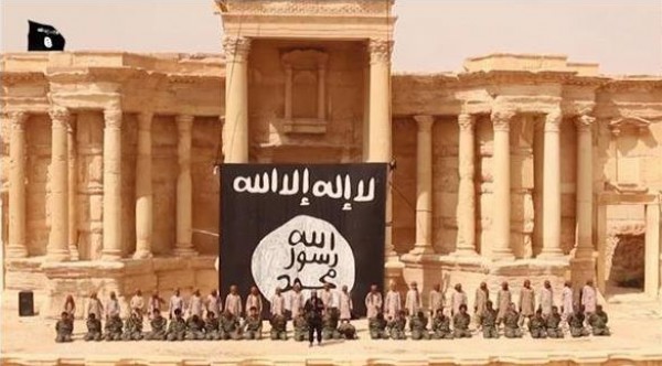 (فيديو) : تنظيم الدولة يعدم 25 جنديا من جيش الأسد على "مسرح تدمر" الأثري