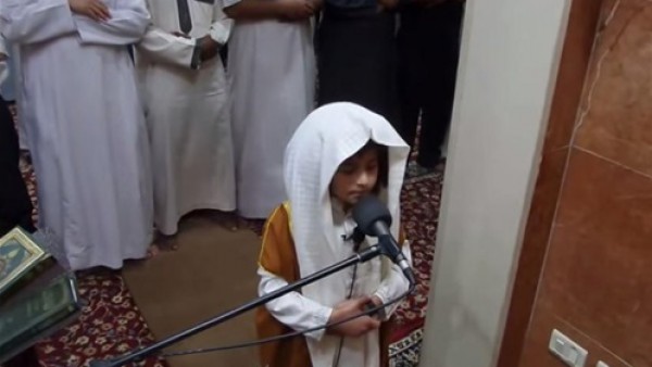 بالفيديو.. طفل أردني يؤم المصلين في صلاة التراويح ويُذهل الجميع