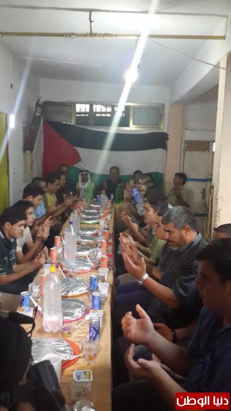 اللواء صلاح ابو وردة ابو هاجم محافظ شمال قطاء غزة يتناول طعام الافطار مع اسرة الشهيد راسم حلاوة