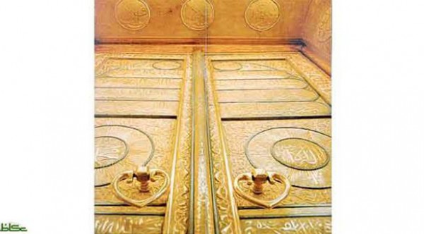 يزن 300 كلغ من الذهب الخالص .. باب الكعبة المشرفة أكبر كتلة ذهبية في العالم