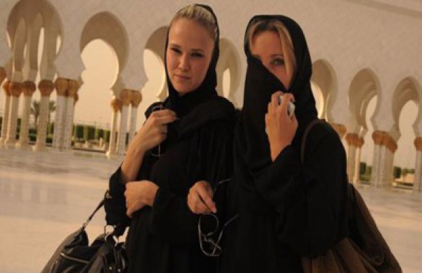 رمضان في الخليج: سائحات بالحجاب وأوربيون يستمتعون بالشيشة و"قمر الدين"