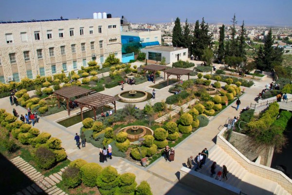 جامعة القدس العاصمة تقدم برامج للطلبة ورئيس الجامعه ورئيس مجلس الطلبة يقدمون التهاني للطلبة
