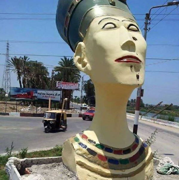 مصر - إزالة تمثال مشوه لرأس نفرتيتي من مدخل "سمالوط" بالمنيا