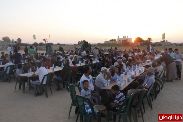 حماس تعد مائدة افطار لـ1200 صائم في دير البلح