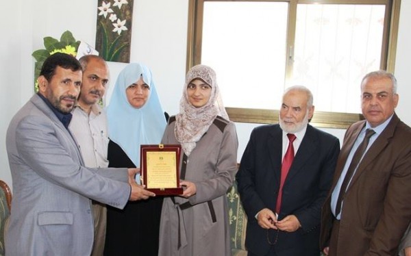 وفد من وزارة التعليم والتشريعي ينظمون جولة ميدانية لتكريم أوائل التوجيهي في قطاع غزة