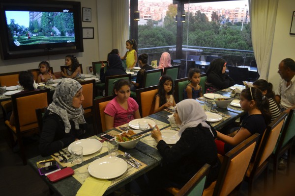 مجموعة من الشبان والشابات يستضيفون بنات الرعاية في مطعم REO plaza