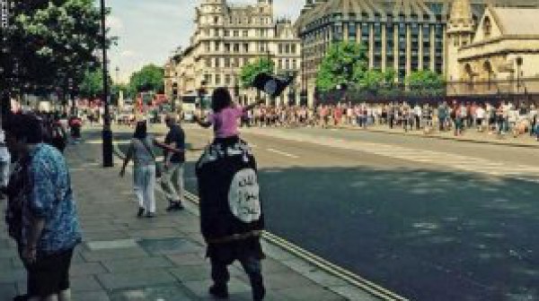 رجل يتجول بعلم "داعش" في لندن