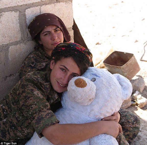 صور.. عارضة أزياء تنضم للقوات الكردية لمحاربة داعش