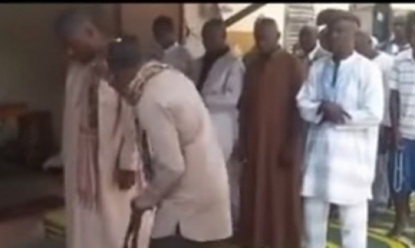فيديو: رجل إفريقي يخرج من الصلاة ويتشاجر مع الإمام لأنه أطال في الصلاة