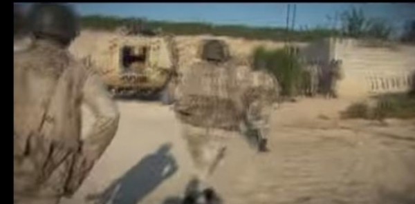فيديو.. ضابط مصري يلقن جنود القوات المسلحة الشهادة