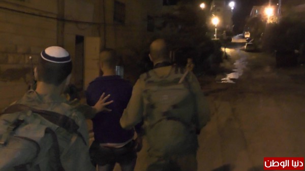 الاحتلال يعتقل شاب بالخليل بعد إحتجازه طوال الليل