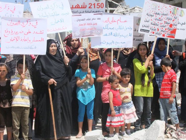 قطاع المرأة في شبكة المنظمات الاهلية ينظم وقفات في ذكرى مرور عام على حرب غزة