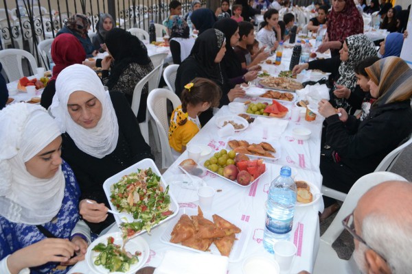 الرعاية تجمع أبنائها المكفولين حول المائدة الرمضانية في مسجد عائشة أم المؤمنين