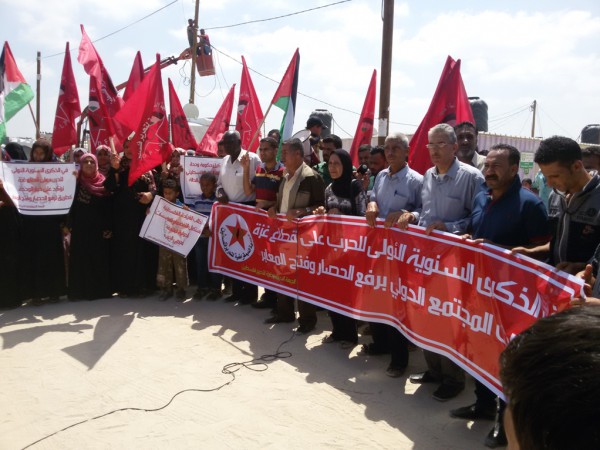 المئات يشاركون في وقفة تضامنية ببلدة خزاعة في الذكرى السنوية الأولى للعدوان على غزة