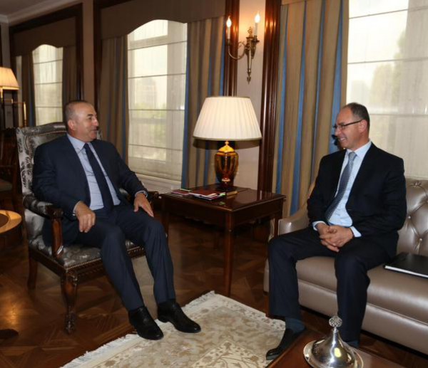 السفير مصطفى يطلع وزير الخارجية التركي على آخر المستجدات السياسية