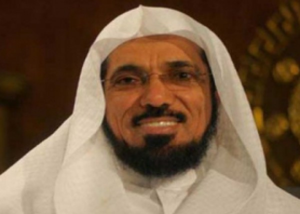 فيديو.. سائق تاكسي يخطف شماغ سلمان العودة وطاقيته بعد فصاله معه في الأجرة