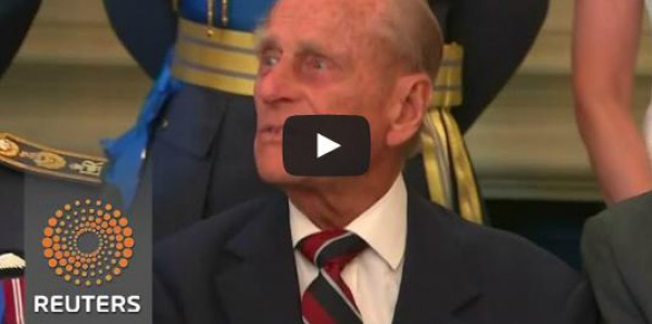 زوج ملكة بريطانيا يفقد أعصابه ويشتم مصوراً بكلمة بذيئة