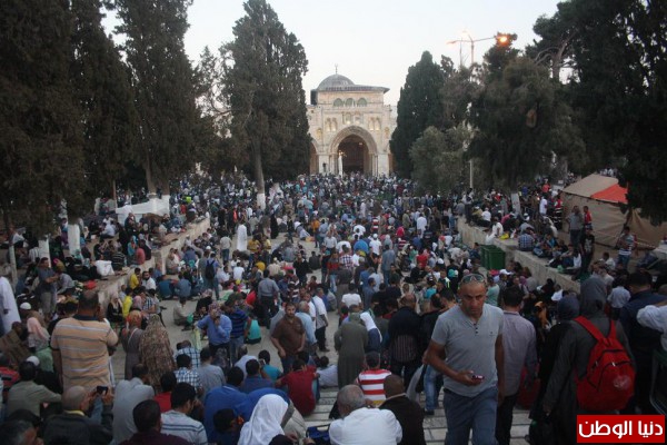 بالصور...مئات آلاف المصليين الفلسطينيين يُحيون ليلة القدر بالأقصى