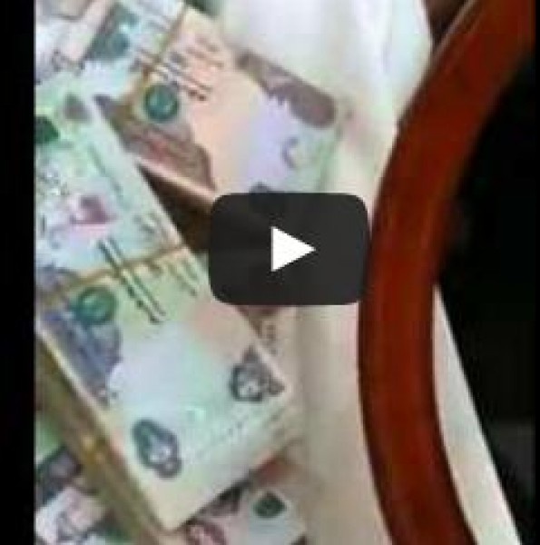بالفيديو.. إماراتي يوزع عيديات بنصف مليون درهم