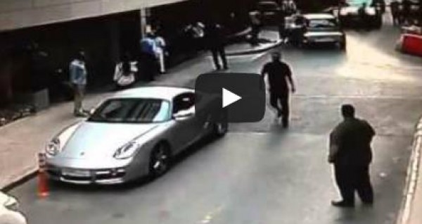 بالفيديو.. رجل يتعرض للطعن بسبب خلاف على موقف سيارة