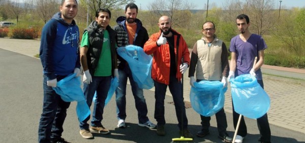 شبان سوريون يبادرون بتنظيف شوارع مدينة بألمانيا رداً للجميل