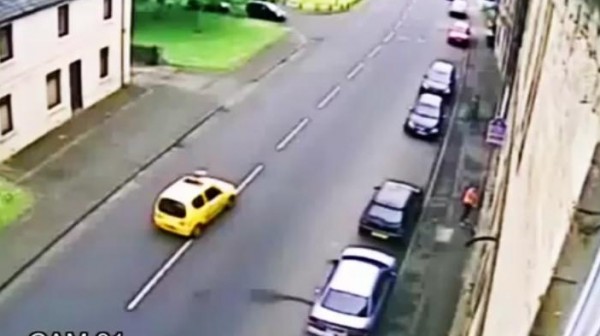 سائق يفشل في ركن سيارته الصغيرة في مساحة كبيرة