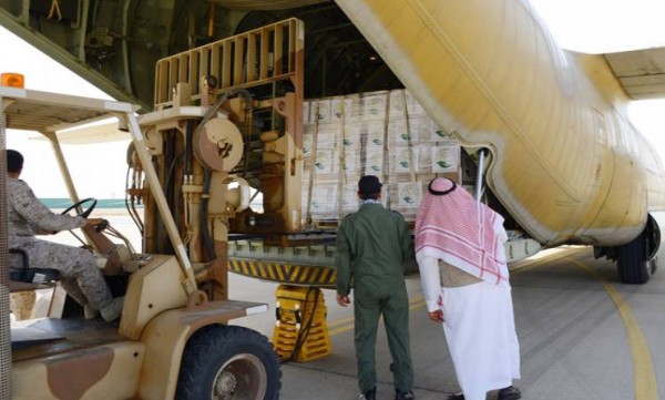 وصول الطائرة الإغاثية السعودية الثالثة إلى عدن محملّة بمواد طبية تزن 12 طناً