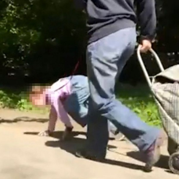 بالفيديو: طفلة مربوطة بحبل تُجر كالكلب في الشارع