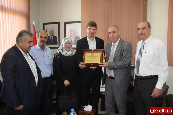 رئيس بلدية الخليل يُكرم أول فلسطين في الثانوية العامة