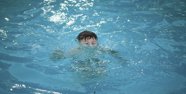 بالفيديو:  لحظة غرق طفل بحمام سباحة وتجاهل إنقاذه