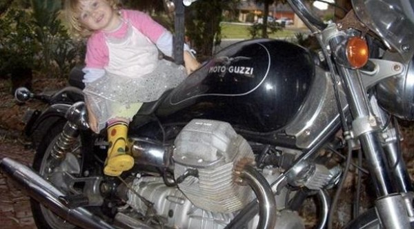 لص يعيد دراجة نارية لصاحبها بعد وفاة أطفاله الثلاثة