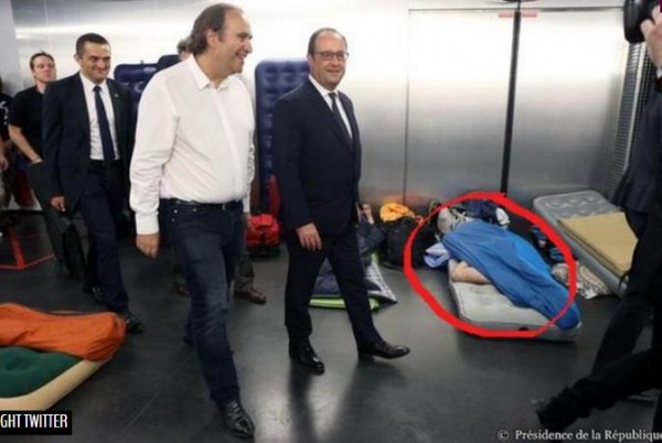 طالب نائم بملابس داخلية يستقبل رئيس فرنسا داخل إحدى مدارس باريس