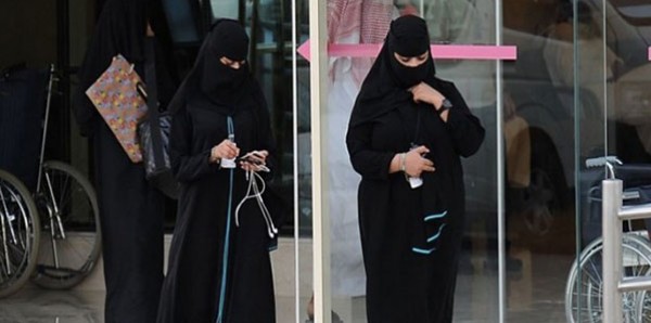 سعودية تطرد والدتها من المنزل بسبب زوجها!