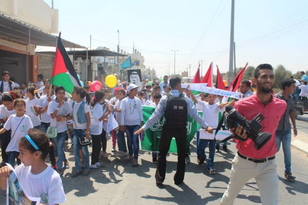 المركز السعودي بغزة ينظم مسيرة لدعم وتأييد الملك سلمان بن عبد العزيز