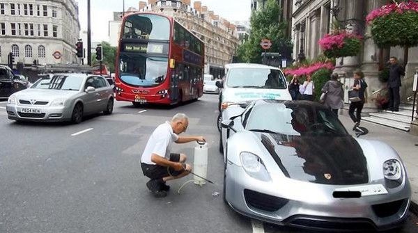 بالصور.. ملياردير سعودي يعطِّل المرور في لندن لغسل سيارته ذات الـ6 مليون ريال