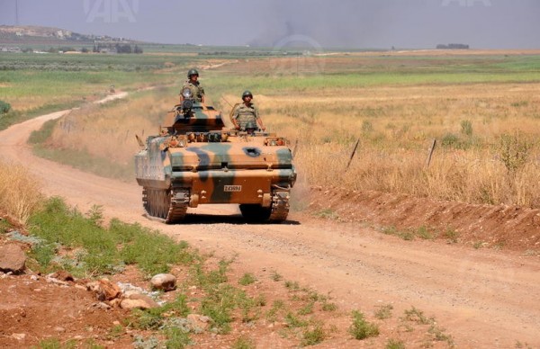 داعش تواصل حفر خندق على الجانب السوري من الحدود مع تركيا