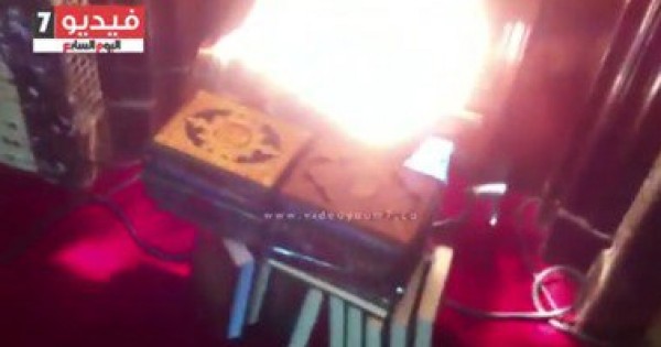 بالفيديو..أستاذ بالأزهر يصور"فيلم" داخل مسجد.. وامتهان المصاحف أثناء التصوير