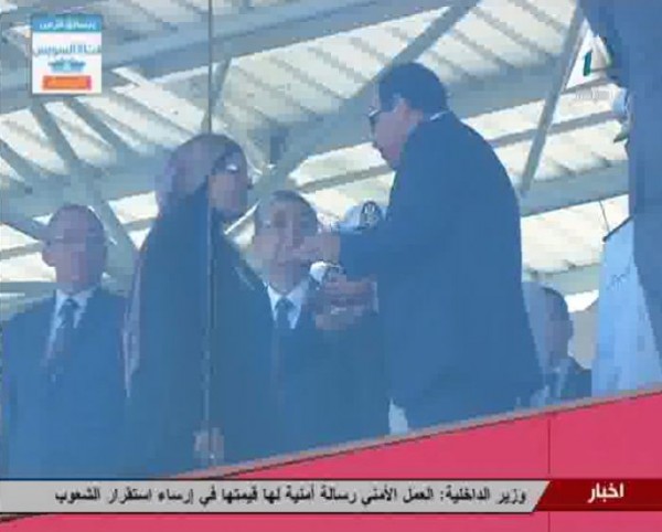 فيديو.. السيسي يسارع لتحية والدة أحد شهداء الشرطة