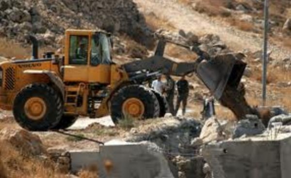 الاحتلال يخطر بوقف البناء في 7 مساكن وهدم خيمتين جنوب الخليل