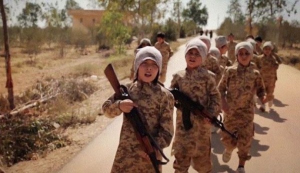 فيديو: طفل سعودي يريد الانضمام لداعش ويهدد والده بالقتل !