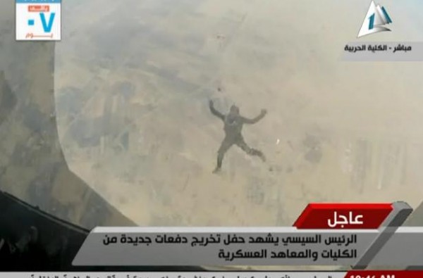 فيديو..وحدات المظلات ترفع علم مصر في سماء الكلية الحربية