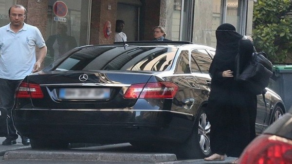 عارضة أزياء ترتدي البرقع في باريس لأسباب "غير دينية"