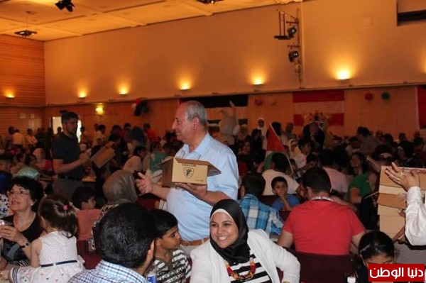 الدكتور أسامة شومارية يوزع الهدايا على 400 طفل سورى وفلسطينى بفيينا