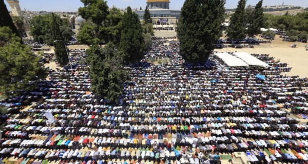 300 غزي يغادرون القطاع باتجاه القدس لاداء الصلاة في الاقصى